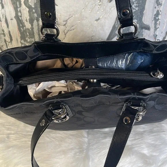 Coach Ashley Signature Carryall bag. - Picture 5 of 8